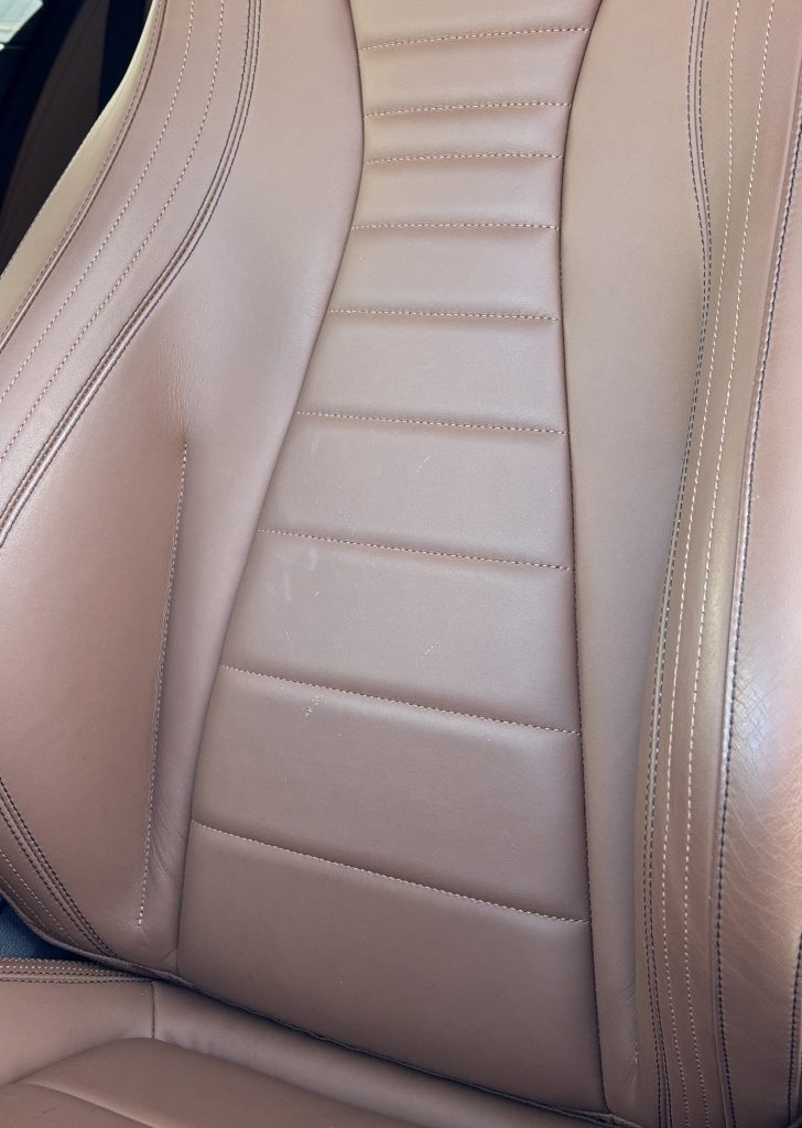 メルセデスベンツ E300 本革シートの擦り傷(小)補修