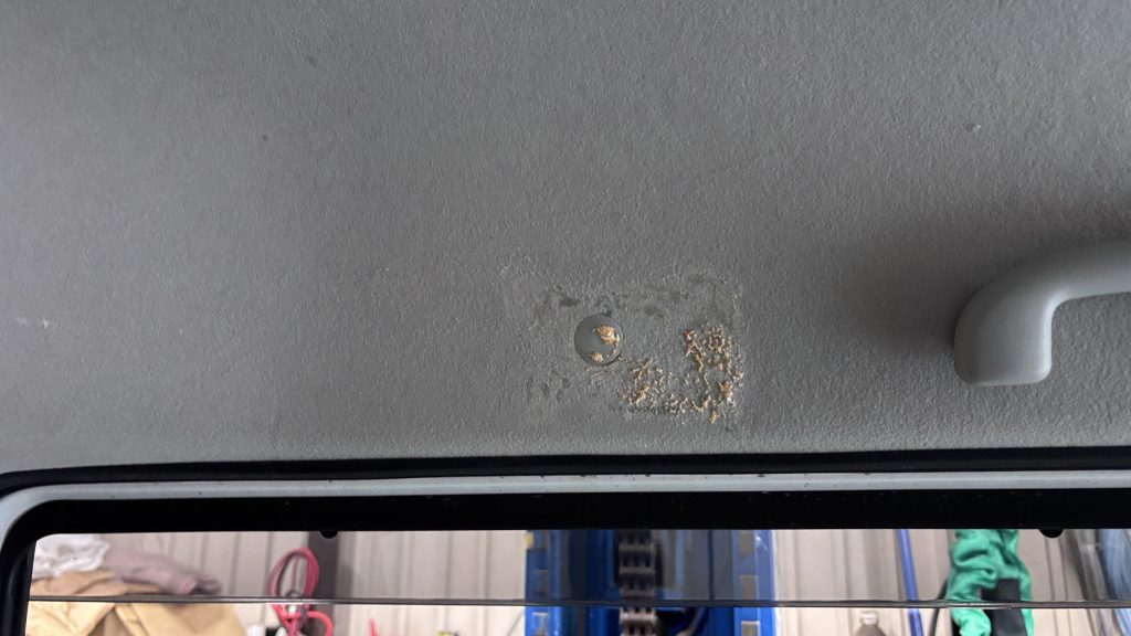 日産 クリッパー ルーフライニングの接着剤痕補修