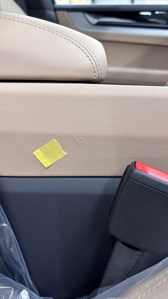 ポルシェ カイエン センターコンソールの擦り傷補修