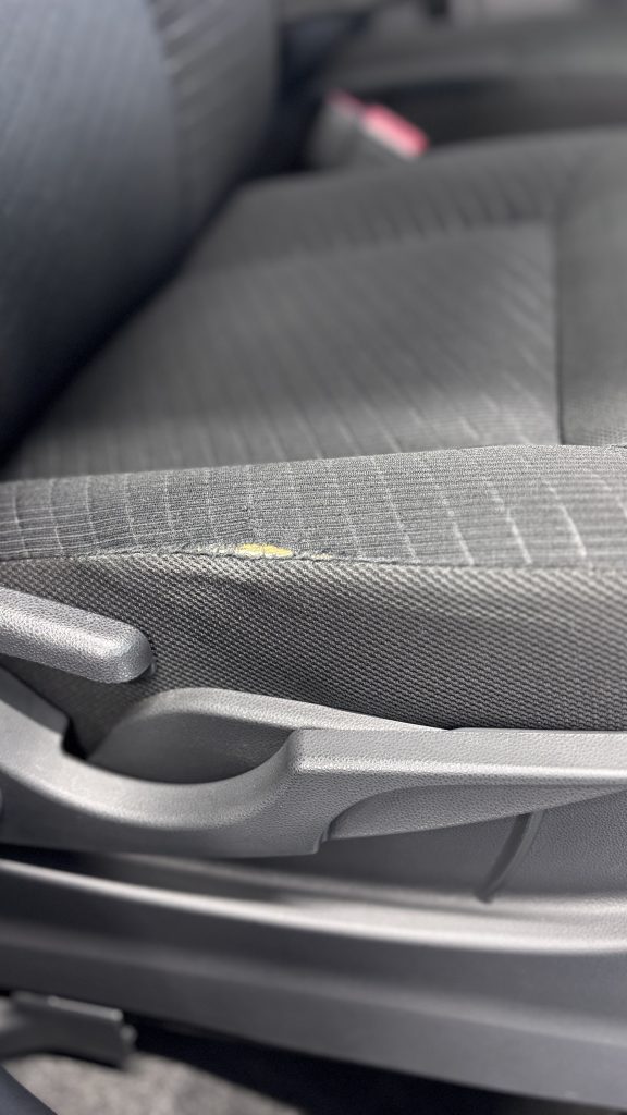 トヨタ タンク シートの縫い目の解れ補修