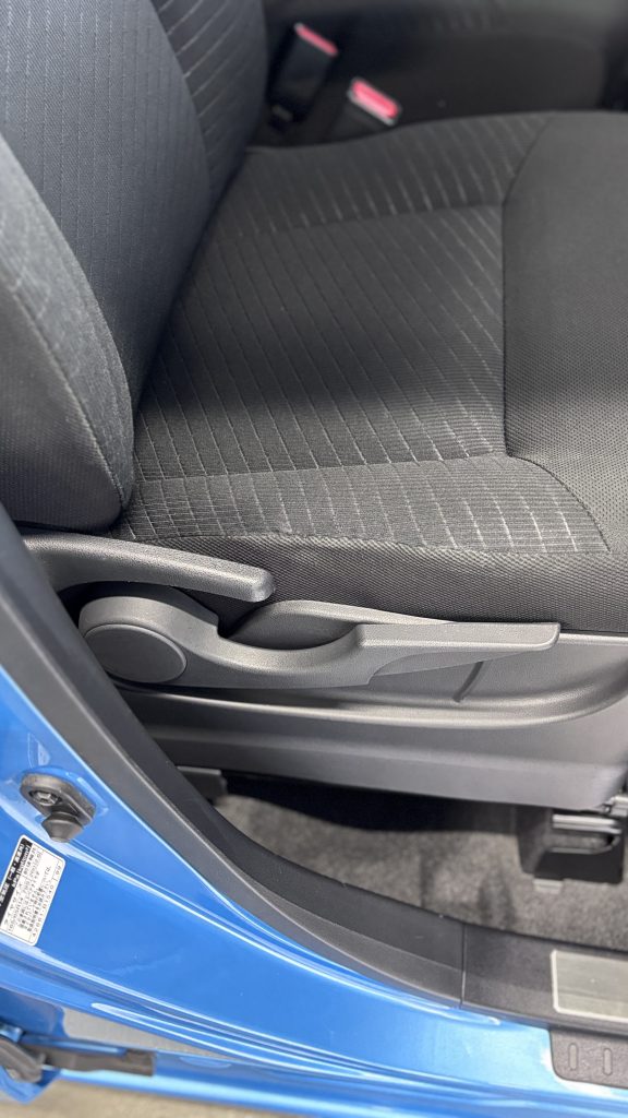 トヨタ タンク シートの縫い目の解れ補修