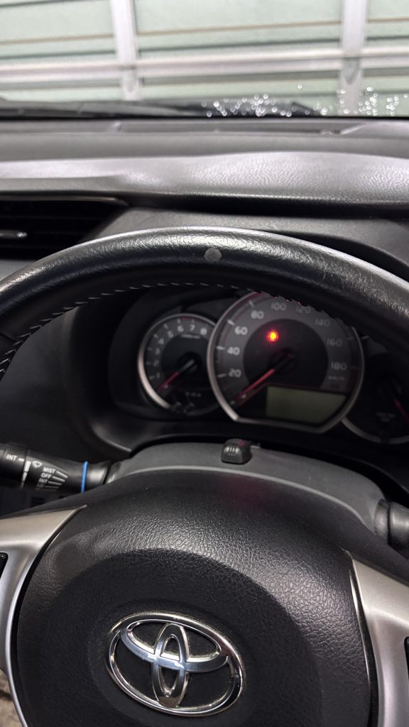 トヨタ ヴィッツ ステアリングの生地剝がれ補修