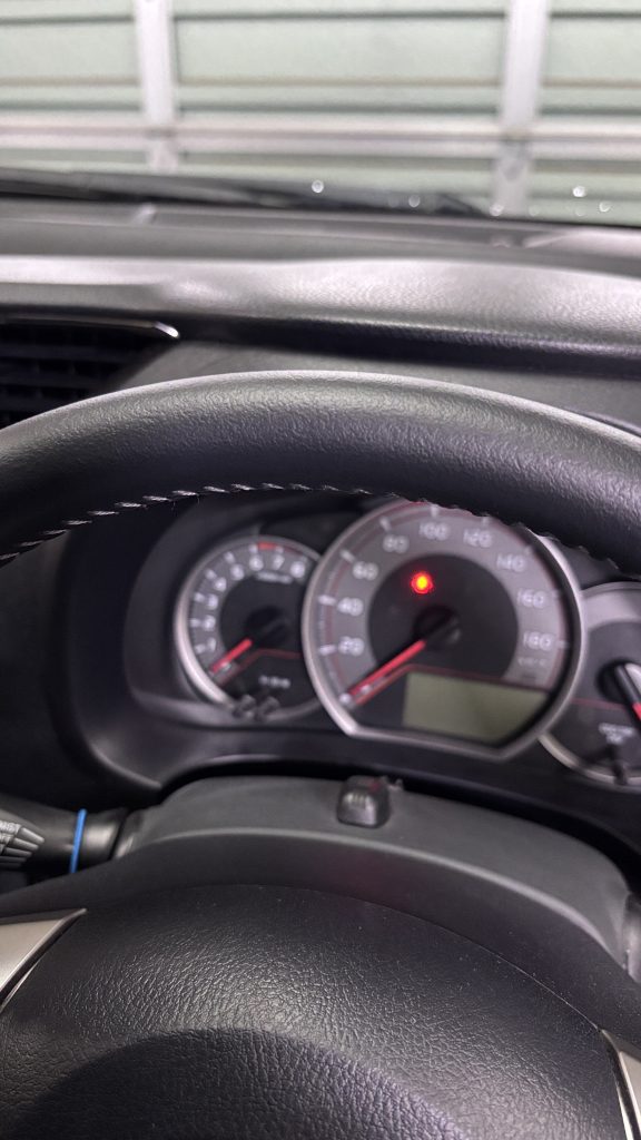 トヨタ ヴィッツ ステアリングの生地剝がれ補修